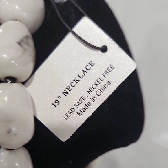 🏵🔹️Piper K  🔹️Beaded 18" Resin Necklace With Oversized Yellow Floral Pendant - Picture 12 of 14